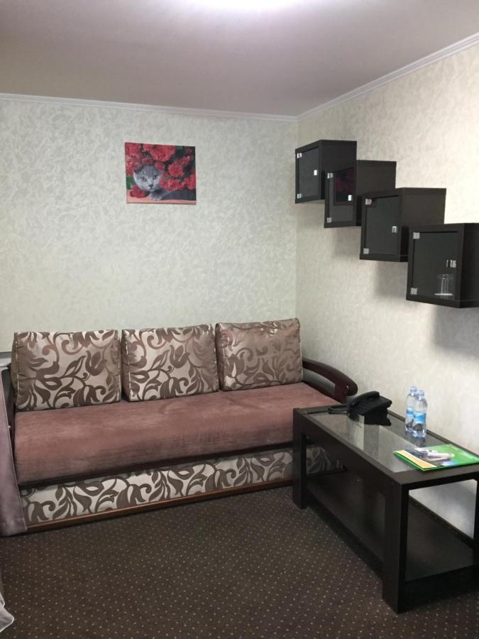 Hotel Tourist Rivne Esterno foto