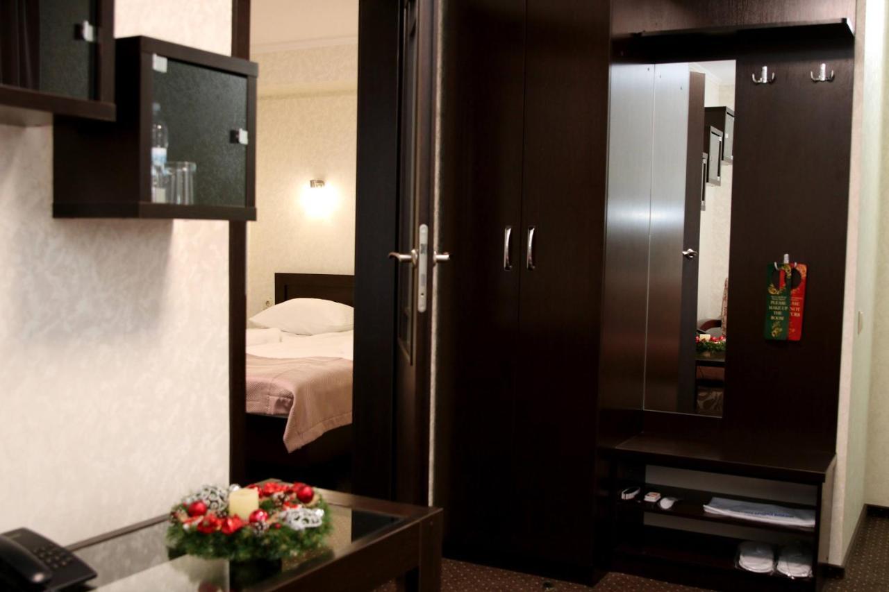 Hotel Tourist Rivne Esterno foto