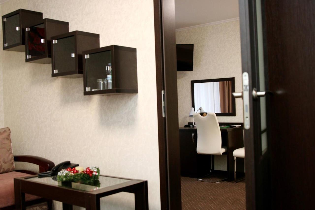 Hotel Tourist Rivne Esterno foto