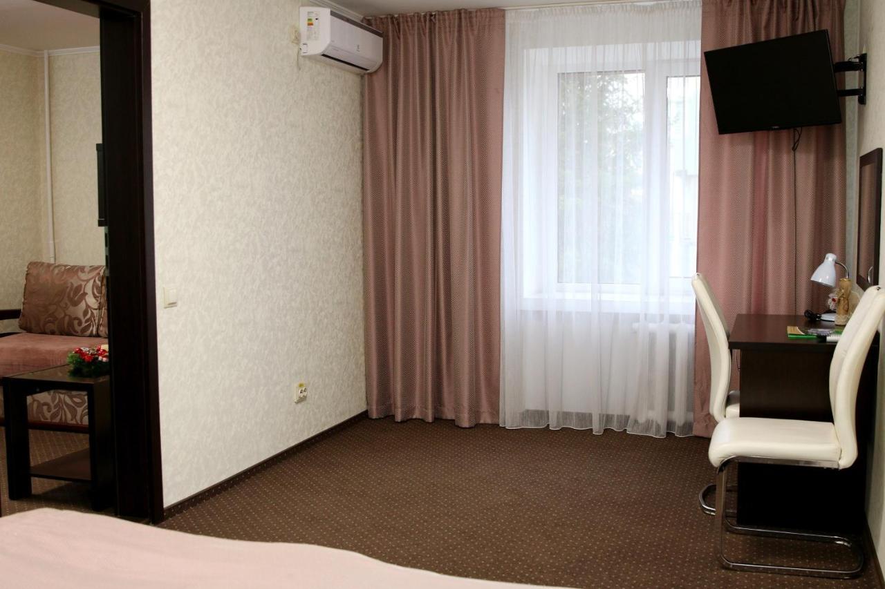 Hotel Tourist Rivne Esterno foto