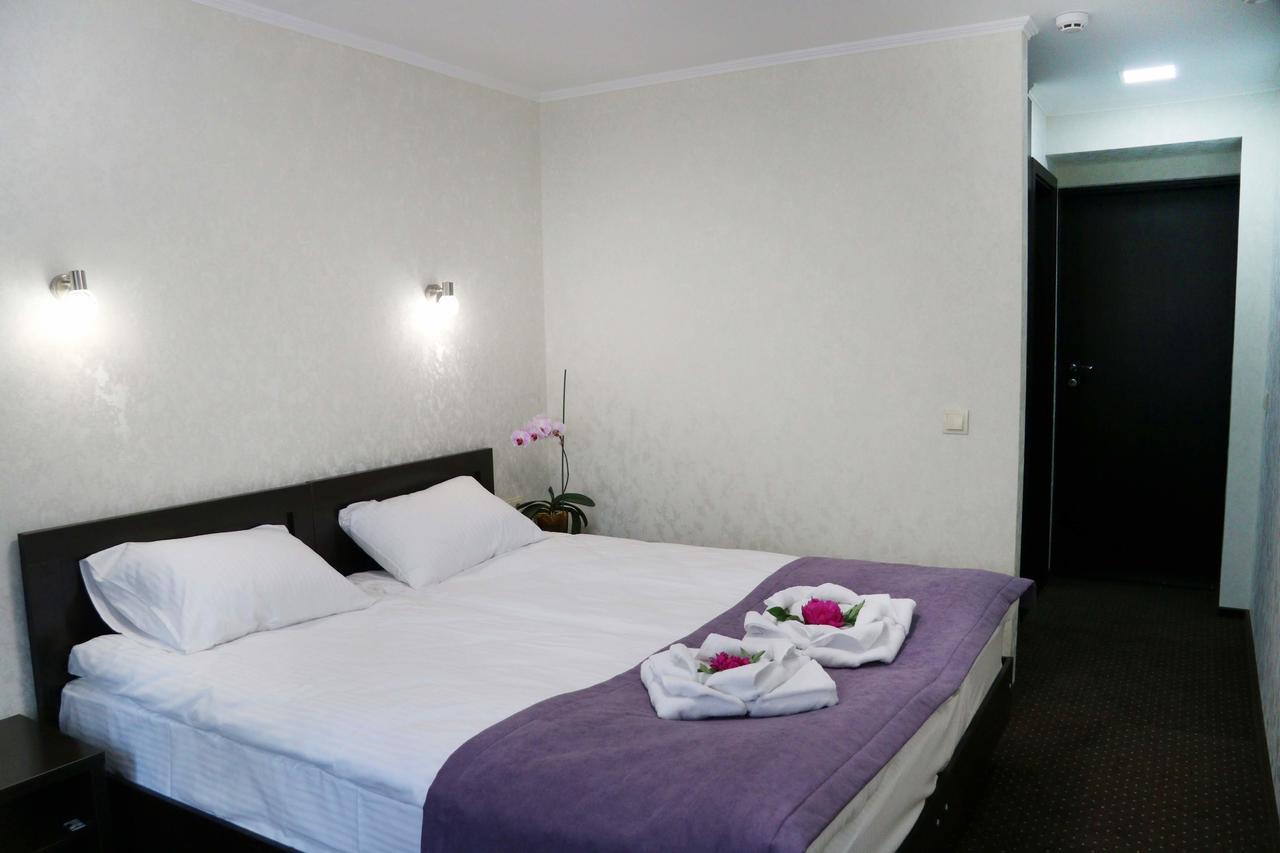 Hotel Tourist Rivne Esterno foto
