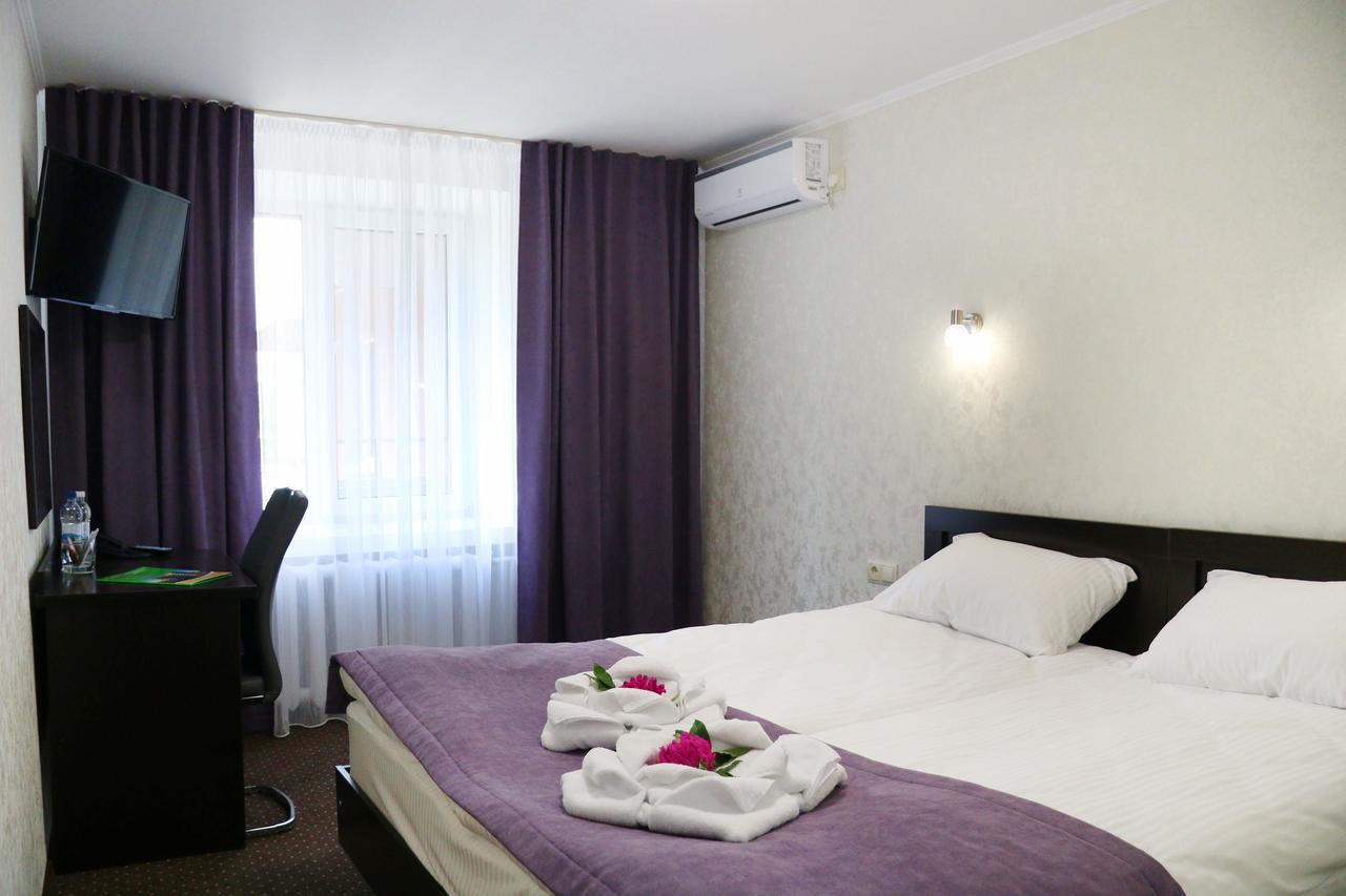 Hotel Tourist Rivne Esterno foto
