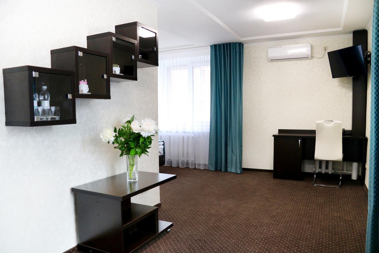 Hotel Tourist Rivne Esterno foto