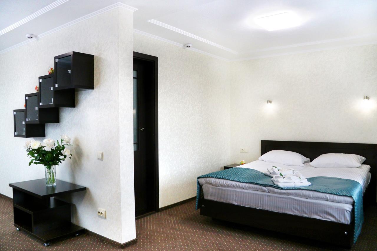 Hotel Tourist Rivne Esterno foto