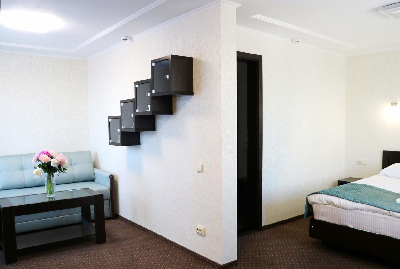 Hotel Tourist Rivne Esterno foto