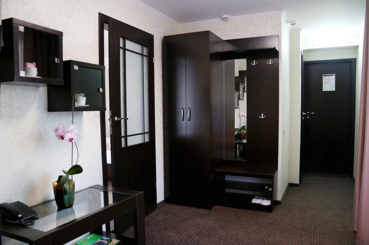 Hotel Tourist Rivne Esterno foto