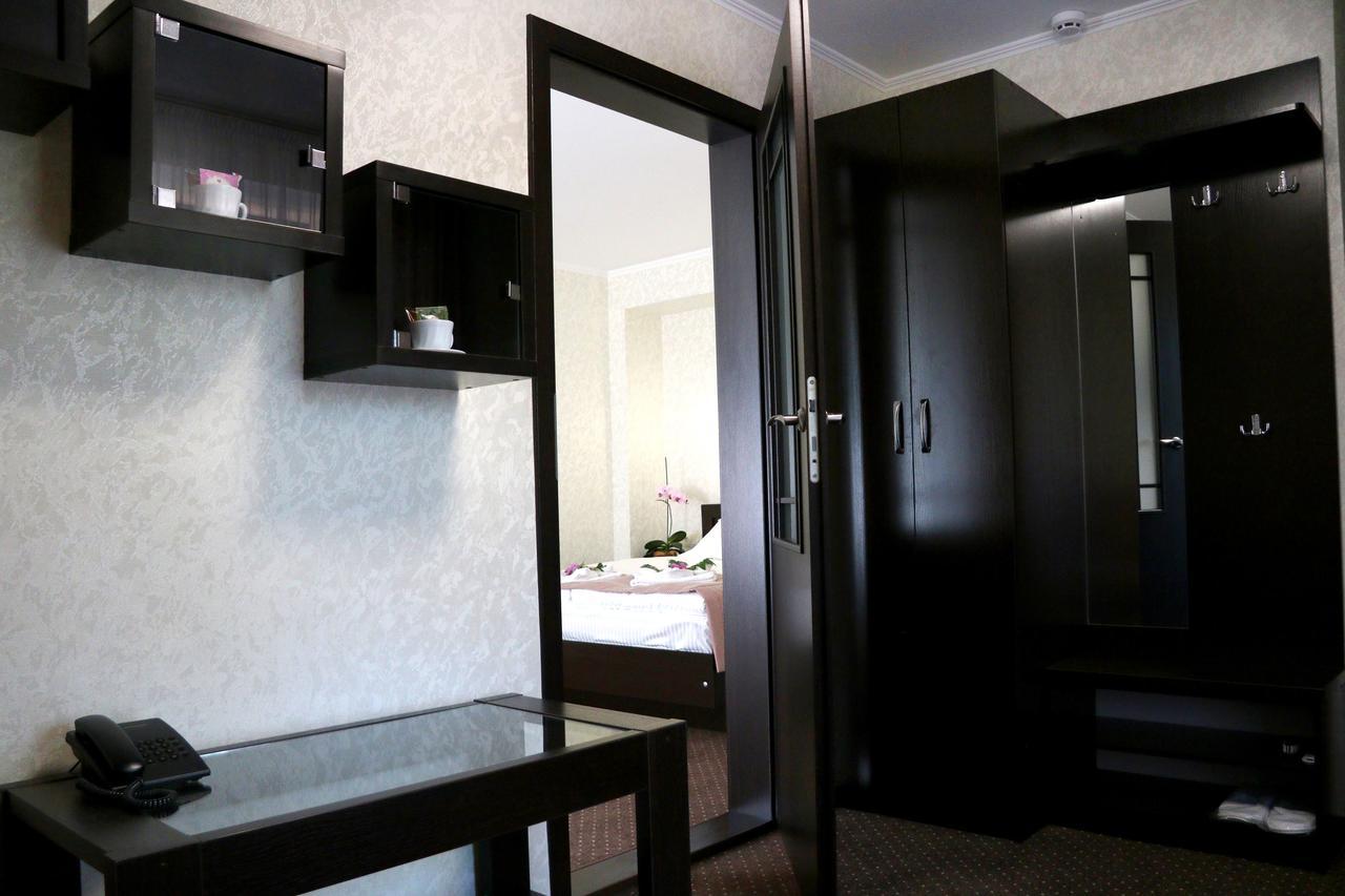 Hotel Tourist Rivne Esterno foto