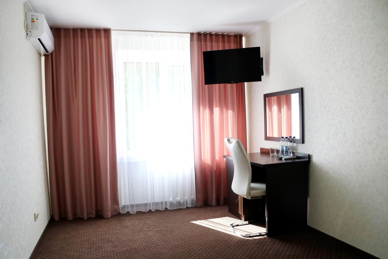 Hotel Tourist Rivne Esterno foto